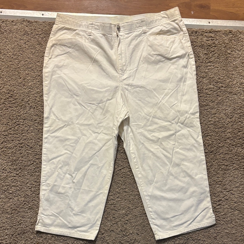 Gloria Vanderbilt Woman’s 16 White Denim Capris Gently Used